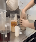 霸王茶姬手打食安危机：业绩下滑股价腰